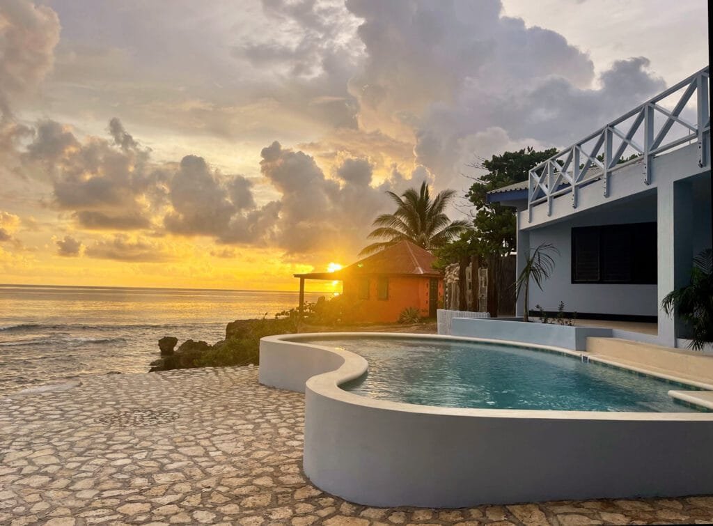 Beachfront three bedroom For Families on Jakes Treasure beach